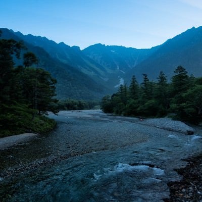 上高地から続く川の流れの写真