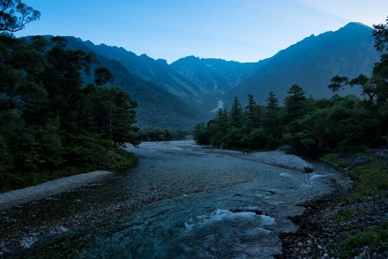 上高地から続く川の流れの写真