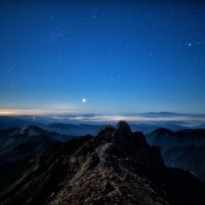 星空と雲海を望むジャンダルムの写真