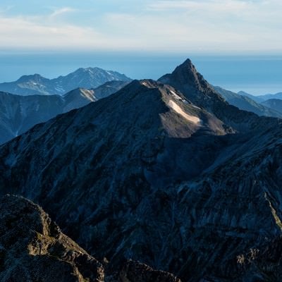 朝日に照らされる槍ヶ岳の美しさの写真