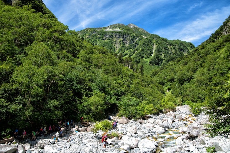 本谷橋の水場に集まる登山者の写真