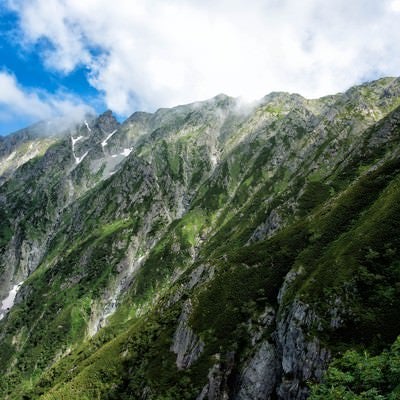 雲が沸き立つ吊尾根の写真