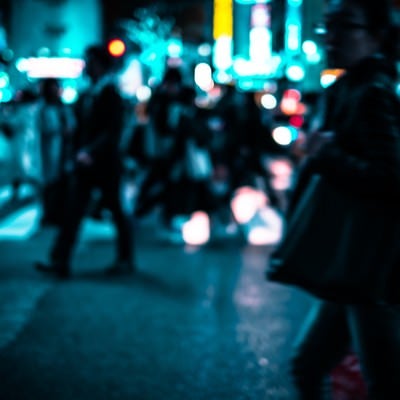 横断歩道を渡る人の群れ（夜間）の写真