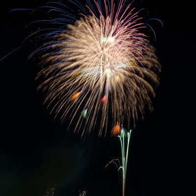 夜空に打ち上がる花火の写真