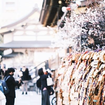 湯島天神への参拝者と大量の絵馬の写真