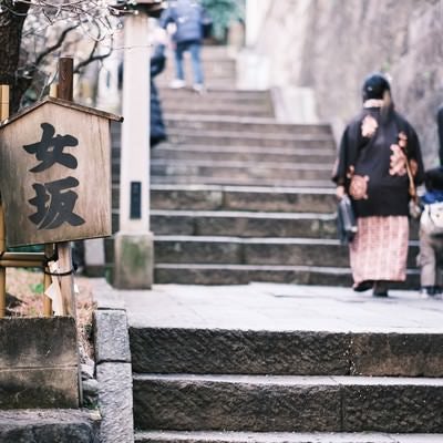 湯島天神の女坂をのぼる親子の後ろ姿の写真