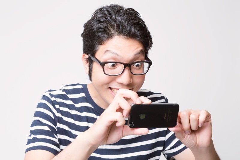 スマホでガチ撮りする男性の写真