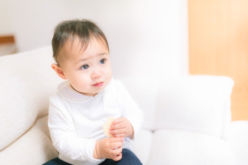 お菓子をもっと食べたい時の可愛い顔（赤ちゃん）の写真