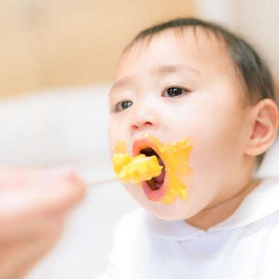 離乳食で口元ぐちゃぐちゃな赤ちゃんの写真