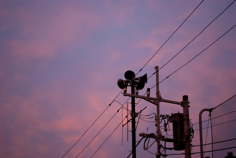 禍々しい空とサイレンの写真