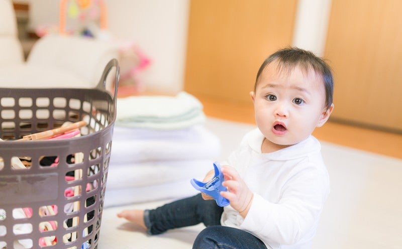 部屋干しを期待する赤ちゃん（洗濯物）の写真