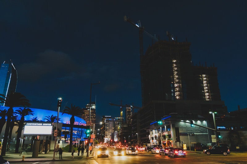 LosAngelesConventionCenter前（夜間）の写真