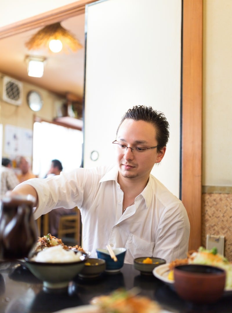 定食屋でとんかつを食べるドイツ人ハーフの写真