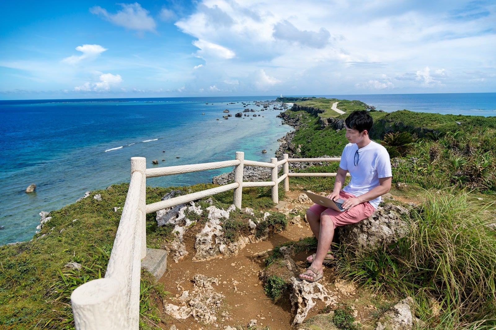 「東平安名崎を一望しながらノマド中の男性」の写真［モデル：大川竜弥］