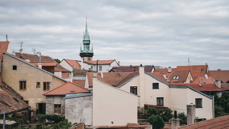 住宅街の中にある時計台（チェコ・ズノイモ市）の写真