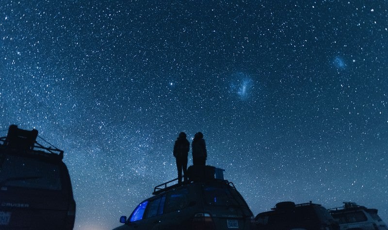 車の上から星空を眺めるの写真