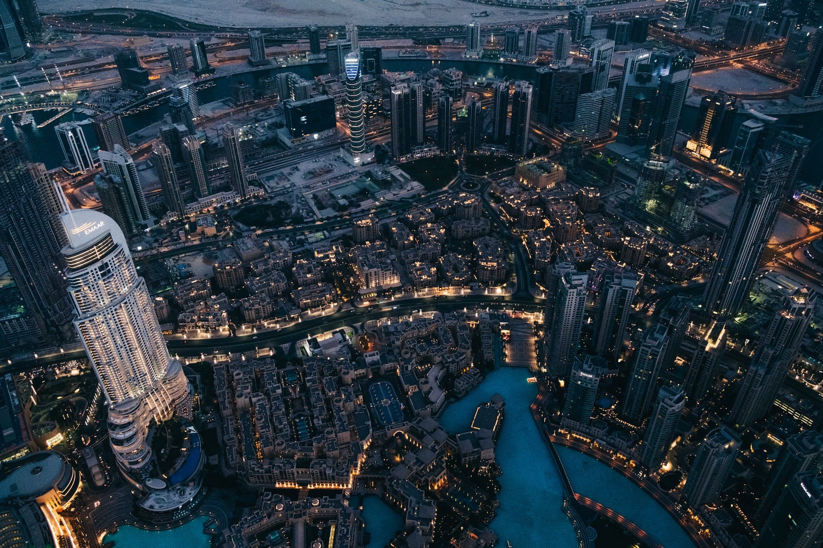 「超高層階から俯瞰したドバイの夜景」の写真