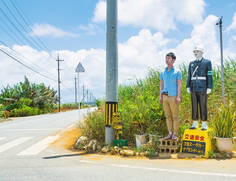 宮古まもる君の視点で交通安全を見守る観光客の写真