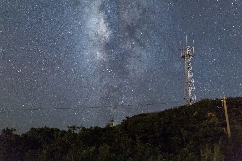 島と鉄塔と星空の写真