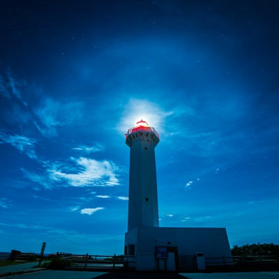 平安名埼灯台と夜景の写真