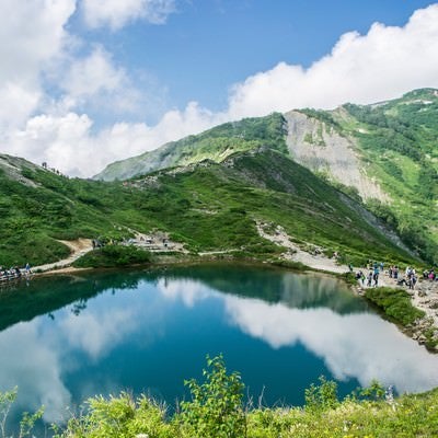 水鏡の空と登山者の写真