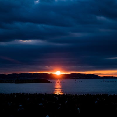 雲間から見える初日の出の写真