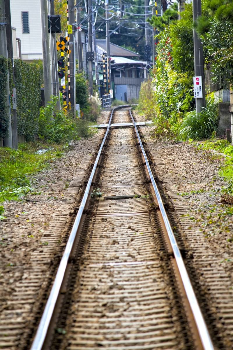 街中を走る江ノ電の線路の写真