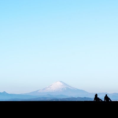 富士山を見るカップルのシルエットの写真