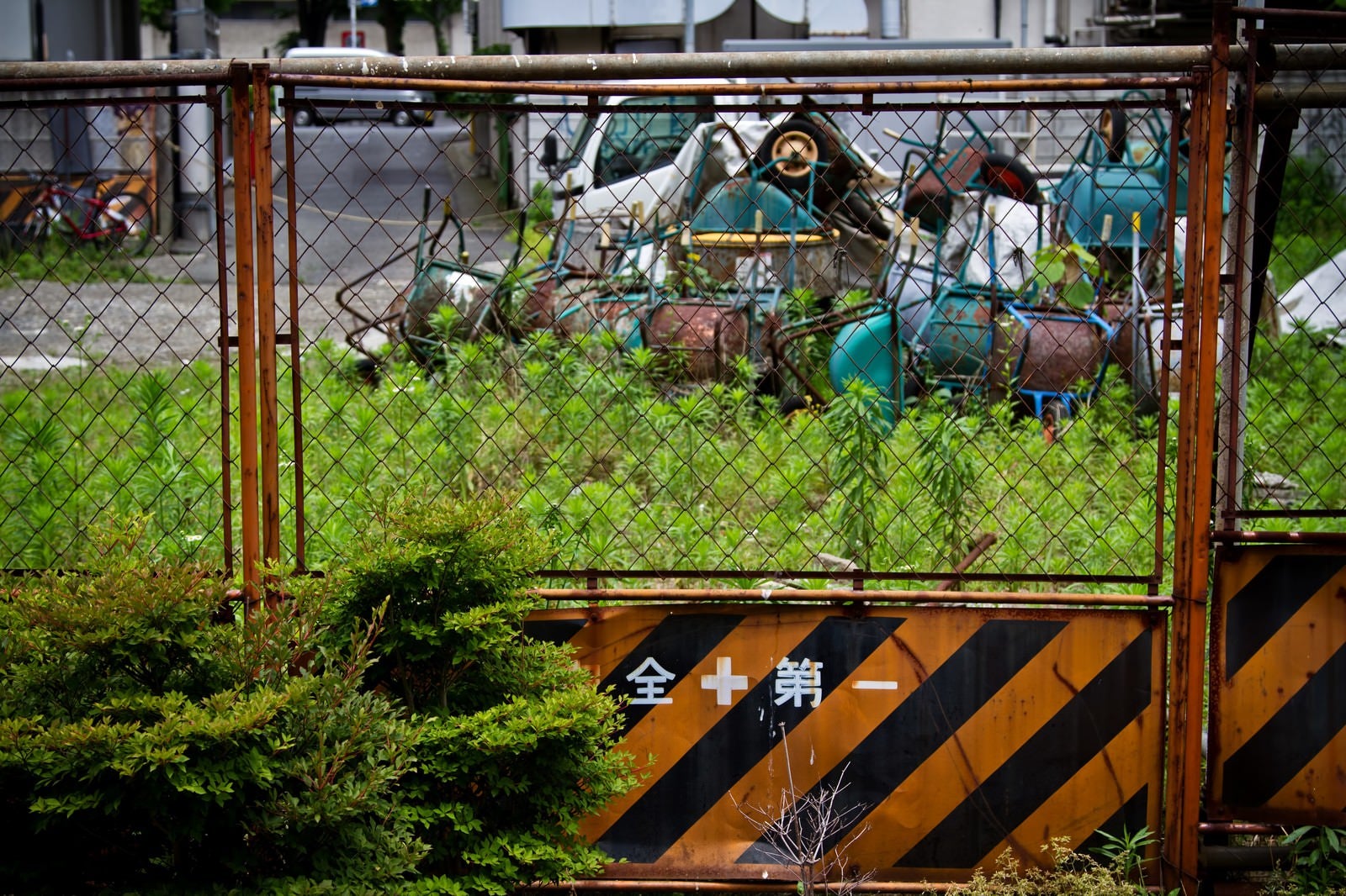 「荒れ果てた資材置き場」の写真