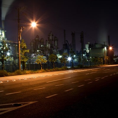 大きな道路と工場の夜景の写真