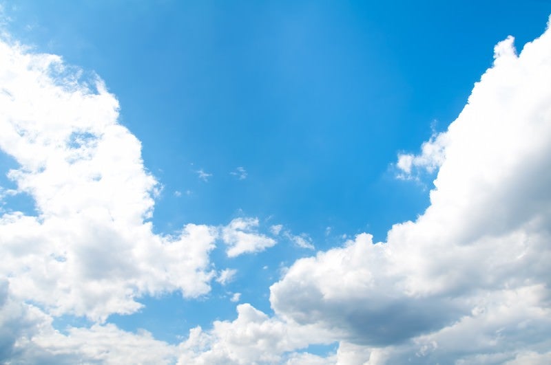 澄んだ青空と雲の写真