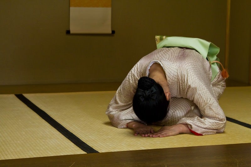 頭を下げ礼をする女将の写真