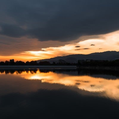 夕焼けと反射する水面の写真