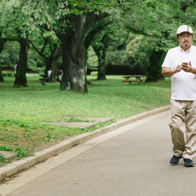 公園内を探索する男性の写真