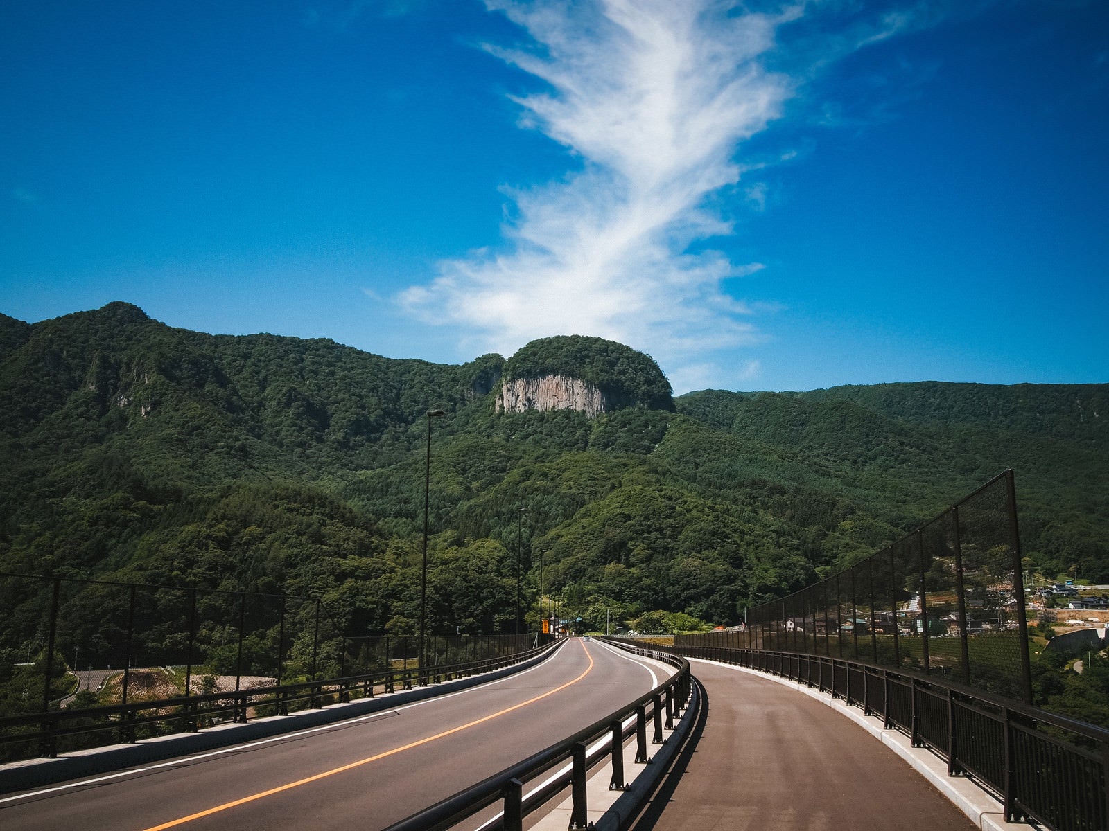 「八ッ場バイパス国道145号から見える丸岩（長野原町）」の写真