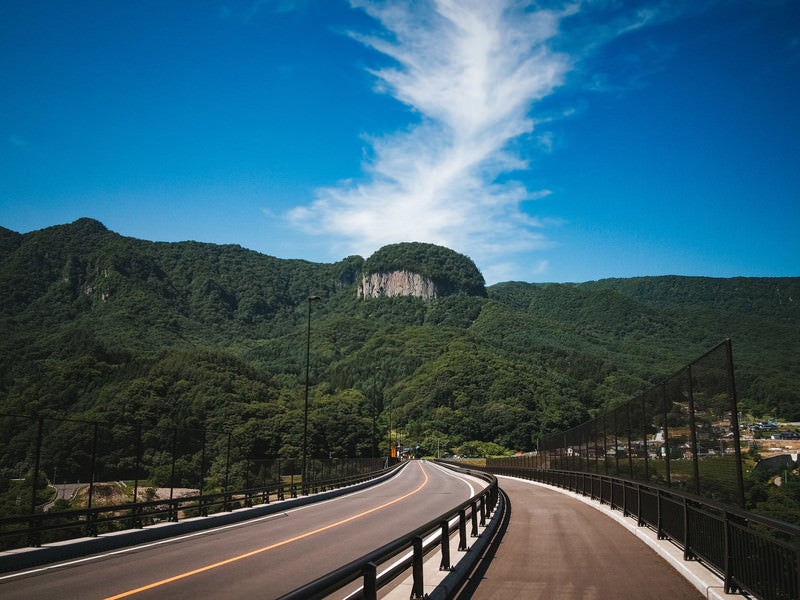 八ッ場バイパス国道145号から見える丸岩（長野原町）の写真