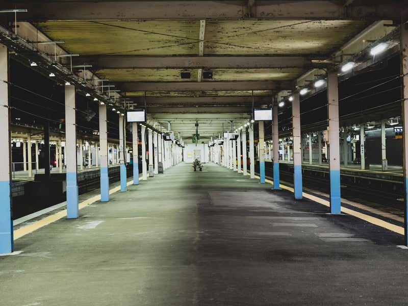 静寂に包まれる夜間のホーム（JR青森駅）の写真