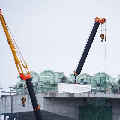 復興作業中の気仙川水門とクレーン車の写真