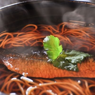 湯気が立ち上がるにしんそばの写真