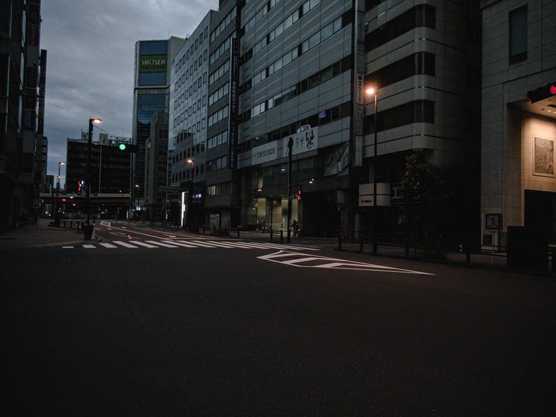 早朝誰もいない秋葉原の車道の写真