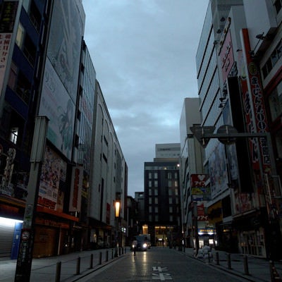 秋葉原のビルに囲まれた路地（早朝）の写真