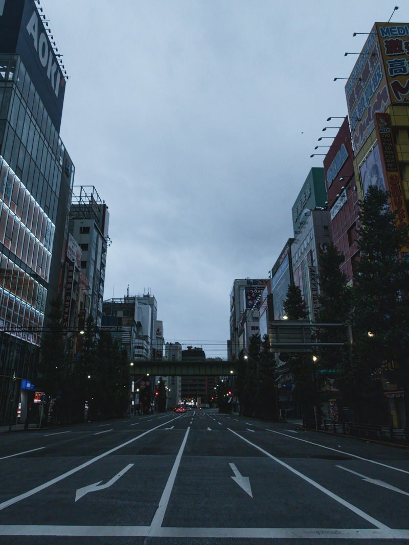 車道の直進レーンと右折レーンの写真