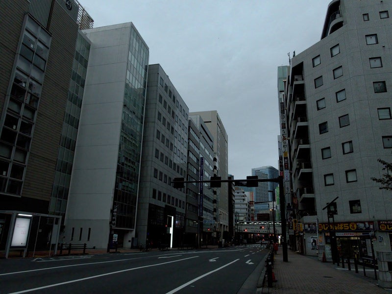 道路を挟んで聳えるビルの写真