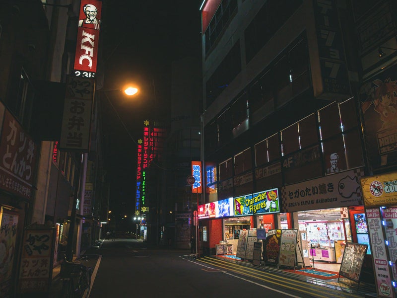 夜も営業中の秋葉原のゲームセンターの写真