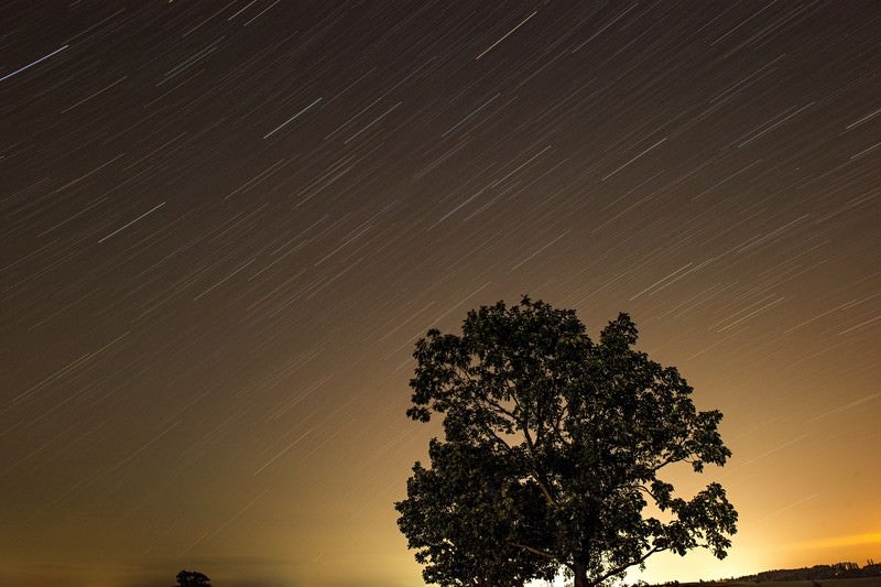 流れる星空の写真