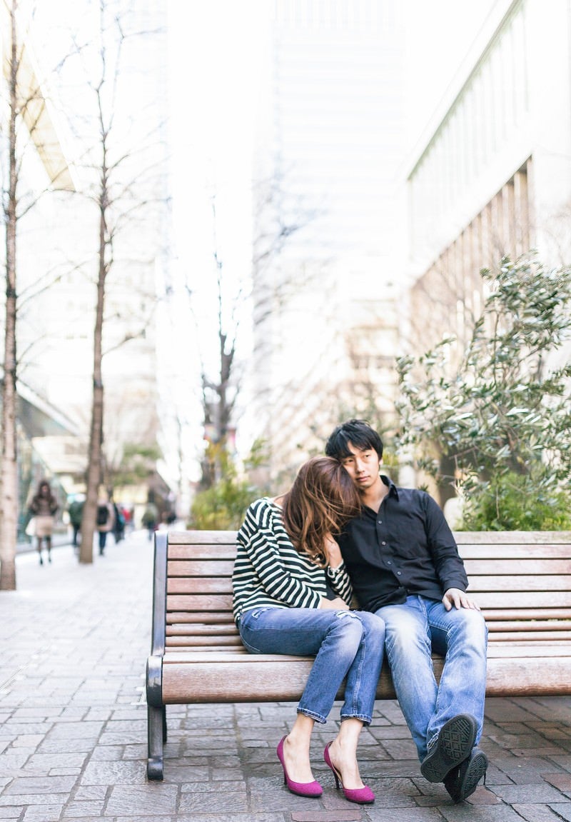 「「今日は帰りたくない…」と大胆な発言をする彼女」の写真［モデル：大川竜弥］