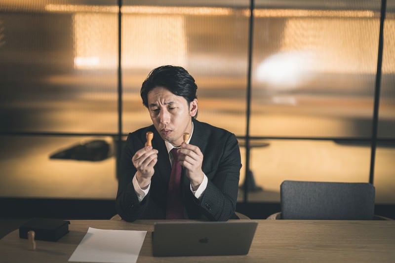 契約するべきか悩む会社役員の写真