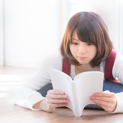 休日を読書で過ごす女性の写真