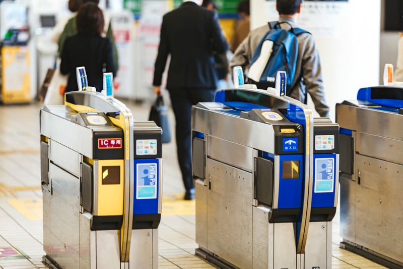 駅の自動改札の写真