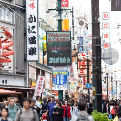 人で溢れる道頓堀商店街の写真